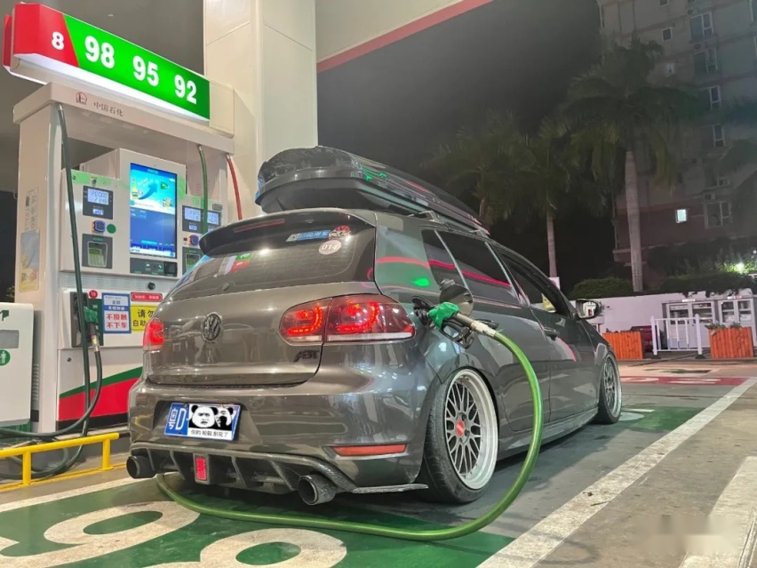 姿态与性能并存的6代高尔夫GTI，01年车主表示玩车很穷但很开心