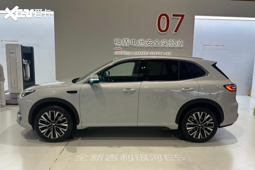 吉利智充发布 重塑全球补能新标杆 全新吉利银河E5同步上市