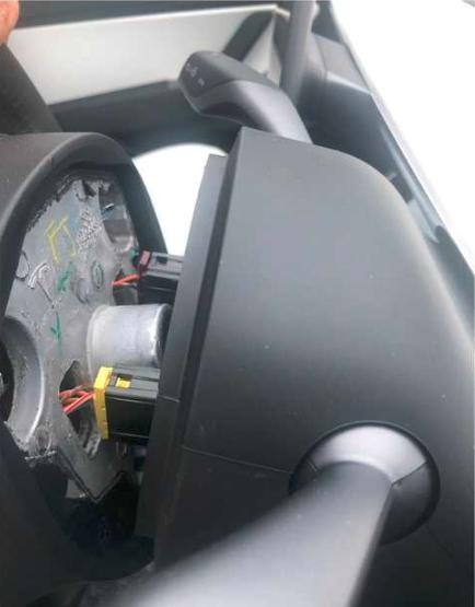 行驶过程中方向盘脱落！特斯拉Model 3惊魂一幕