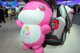 广州车展惊现“摸鱼鸡”！5只同上一台车？