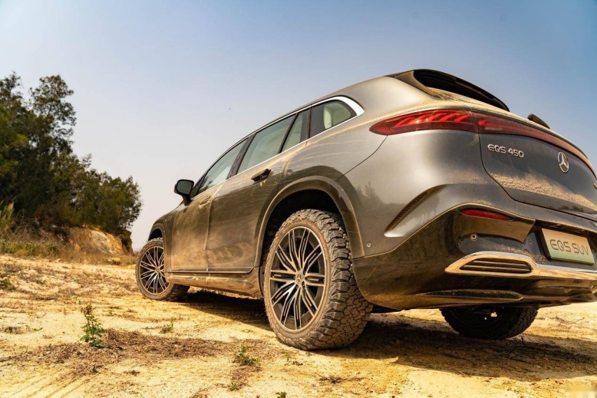 越野赛道小试EQS SUV：什么叫豪华越野体验