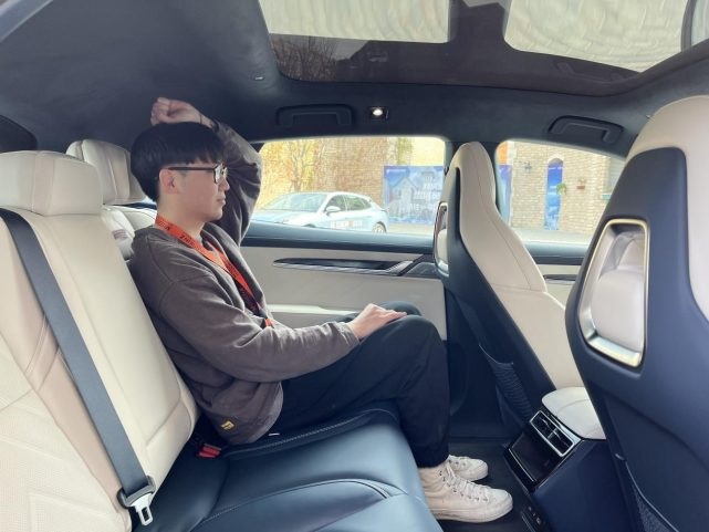 试驾官丨舒适取向的极氪001，在赛道上能跑起来吗？
