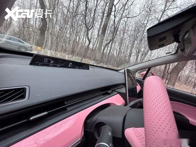 好看又好开！试驾小仙女专属座驾哪吒V潮 400 Lite 粉色定制版