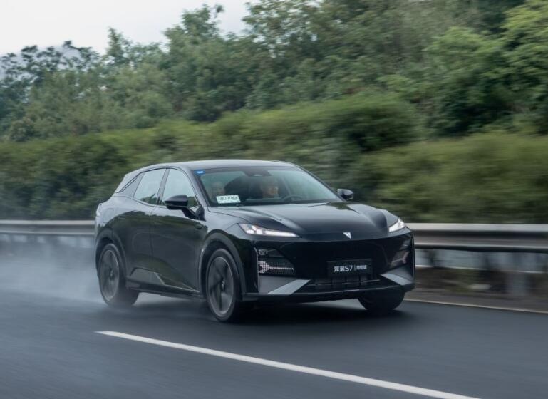 纯电静享、1120km超长续航里程，深蓝S7超级增程尽享驾趣