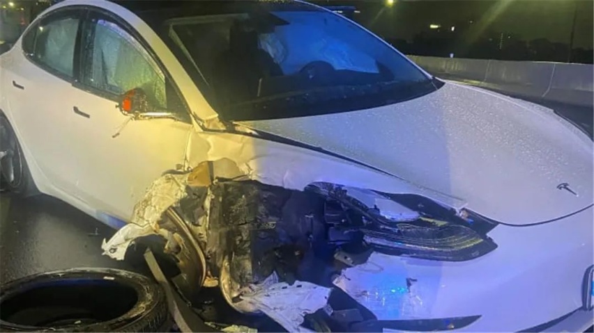 特斯拉又撞了，这次是撞美国警车