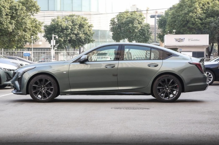 想买豪华中型轿车，奥迪A4L VS凯迪拉克CT5，究竟该如何选？