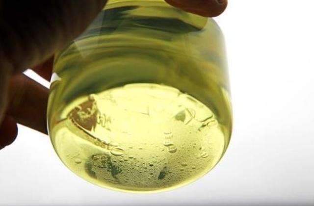 私营加油站透明汽油就是干净?真正汽油的颜色究竟是什么?