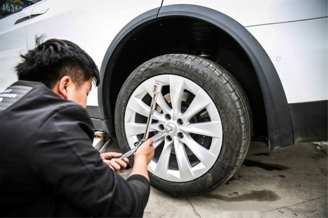什么样的轮胎才能驾驭特斯拉的加速？《头文字D》给了我们启发