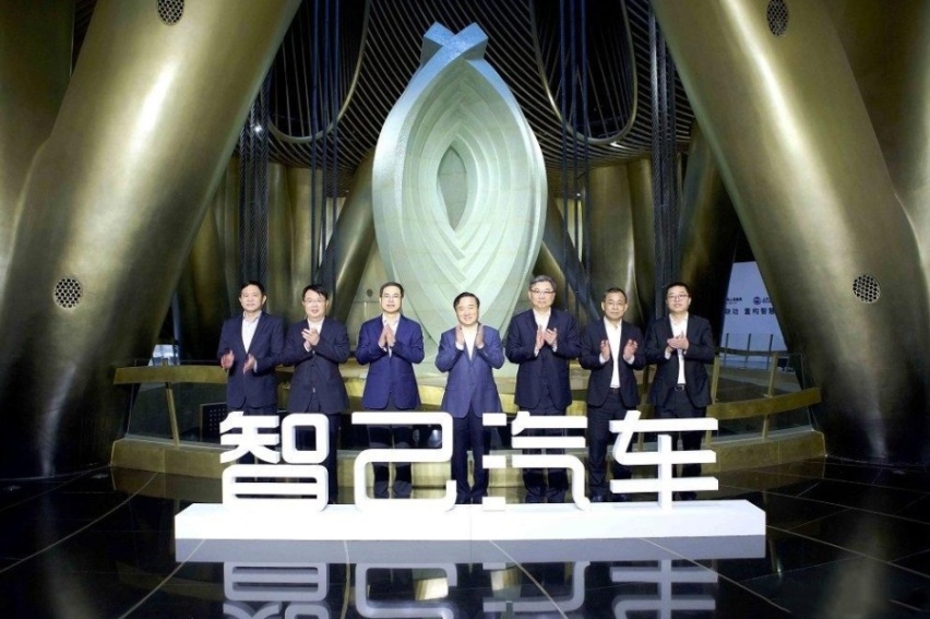 智己LS7对比小鹏G9，谁是“入门即高配”？