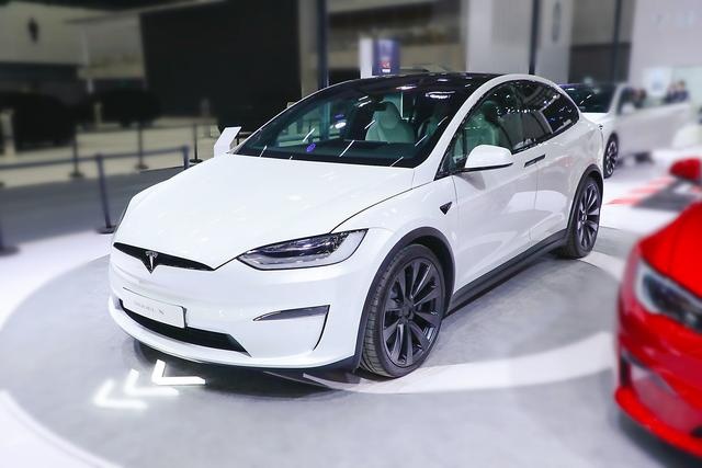 Model X 2023款 Plaid版，长5.037米，破百2.6秒