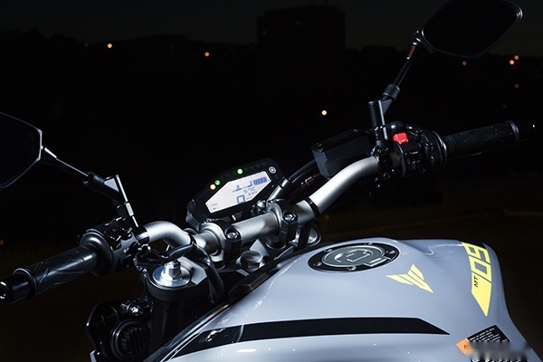 10万出头街车怎么选？雅马哈MT-09 VS 川崎Z900