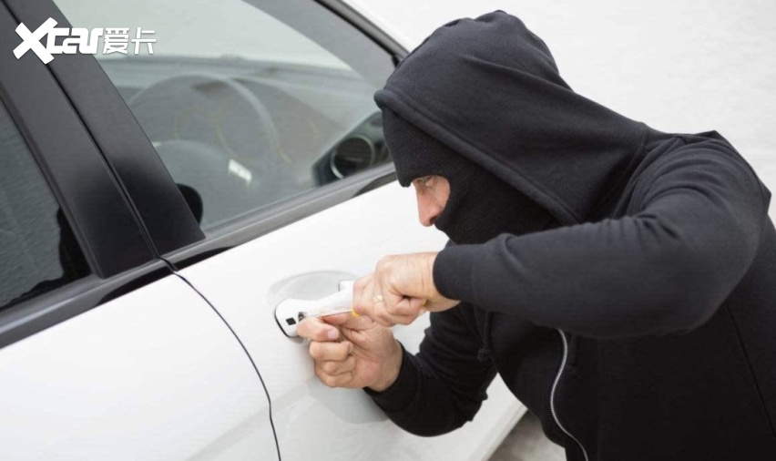 在机械钥匙时代,小偷打开车门或许只需要两根铁丝