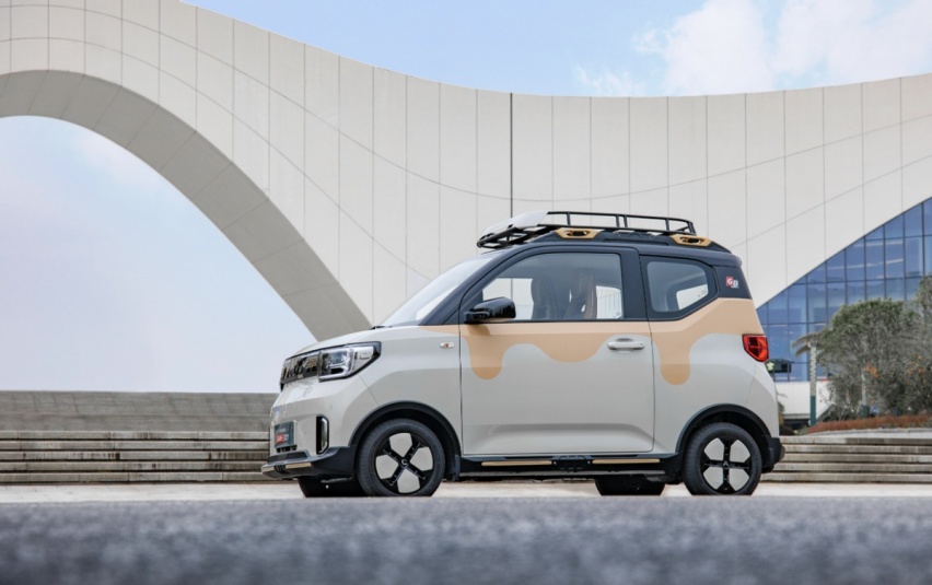 五菱宏光MINIEV四门版实车，感觉很不聪明的样子