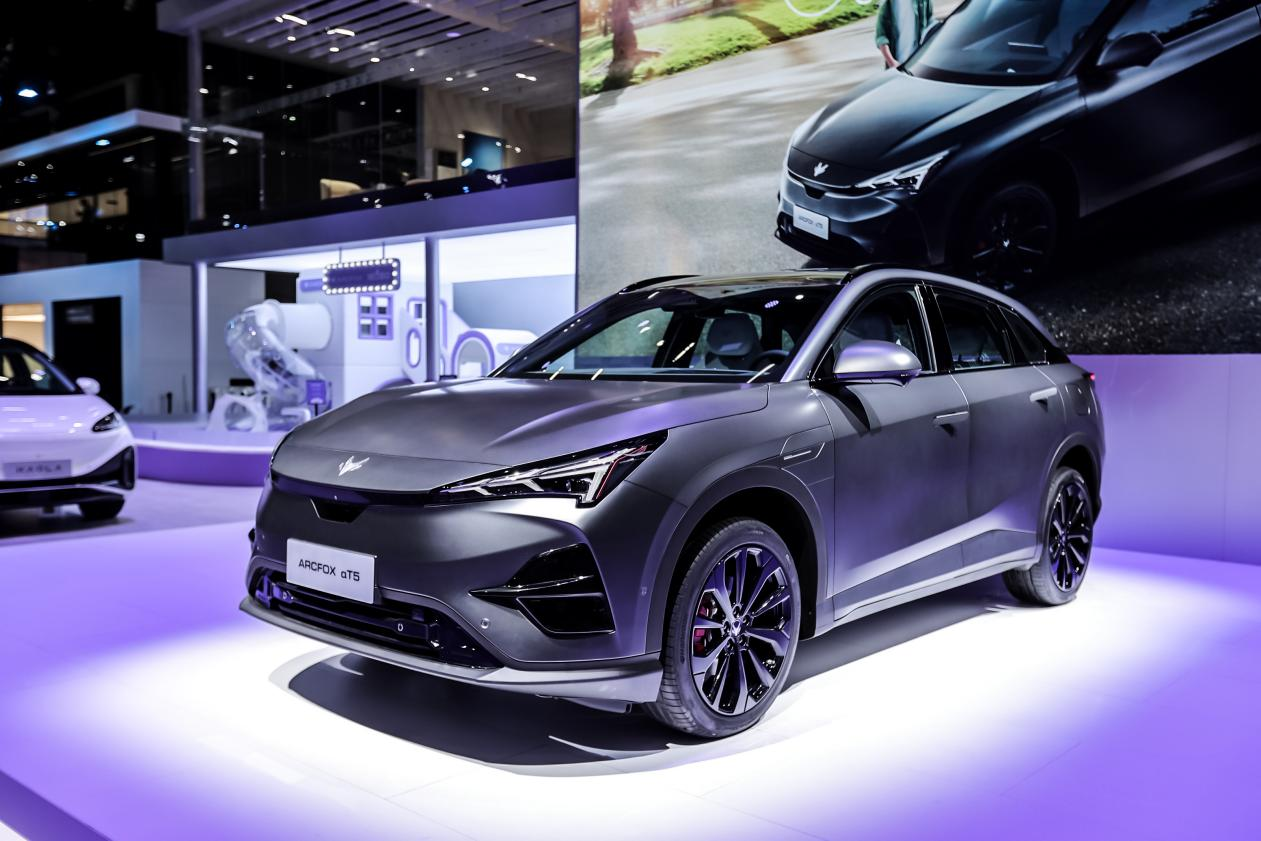 广州车展现20万级家车天花板,极狐汽车阿尔法t5全球首秀