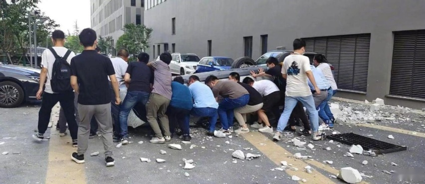 蔚来测试车从办公楼3楼冲出坠落，车内两人送医后不幸身亡