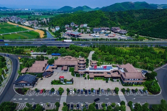 五一假期自驾指南：往年踩过的“坑”要注意，纯电车主更得多看看