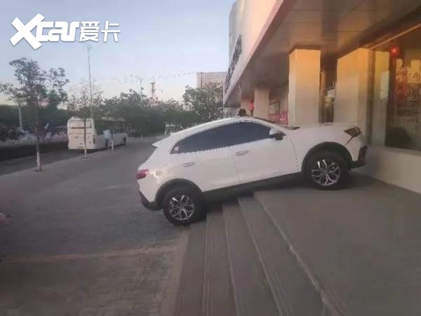 踩错踏板引发交通事故占比高达12.6% 老司机也逃不开的魔咒