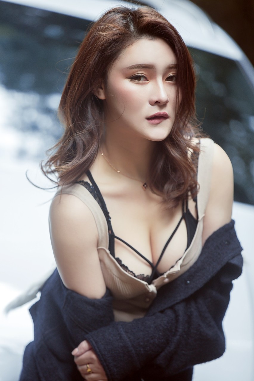 [寂寞赛道] 生活中的妹妹之保时捷MACAN 郊外写真