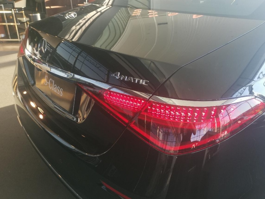 实拍奔驰S级S500L 4MATIC，车长超5米3，一坐进去就舍不得下
