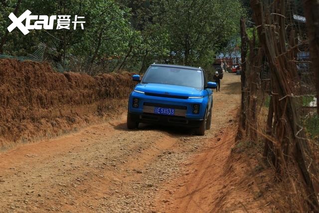 从丽江到泸沽湖，试驾吉利ICON，人间四月天留下这样一抹蓝