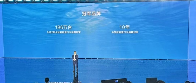 内外兼修,外观/配置双升级！比亚迪宋PLUS冠军版起售15.98万元
