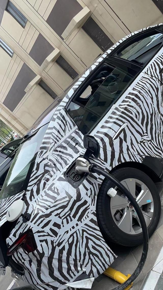 红旗E001谍照曝光 纯电中型轿车+电动尾翼 对标比亚迪？