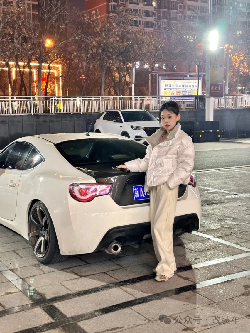 小姐姐打造竞技走街范马自达MX-5，竟是被男友带入的