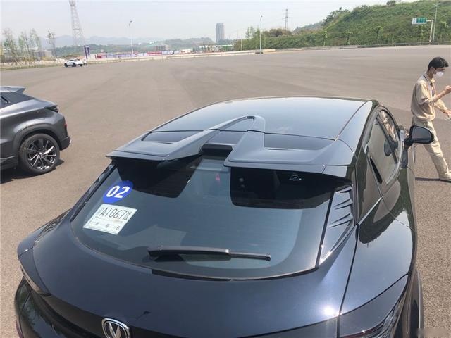 试驾长安UNI-T：7.57s破百，能“文”能“武”