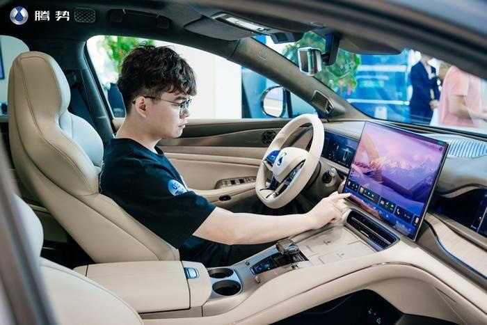 重新定义豪华大五座SUV 腾势N7智能豪华猎跑SUV惊艳亮相杭州