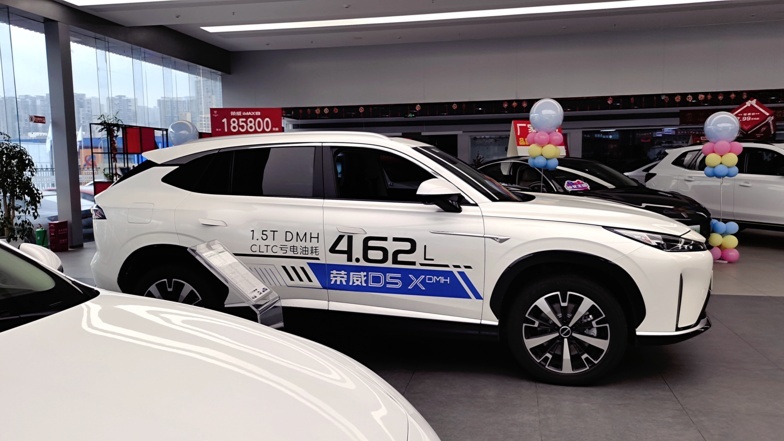 新一代哈弗H6对比荣威D5X DMH 跨赛道的友谊靠演技?