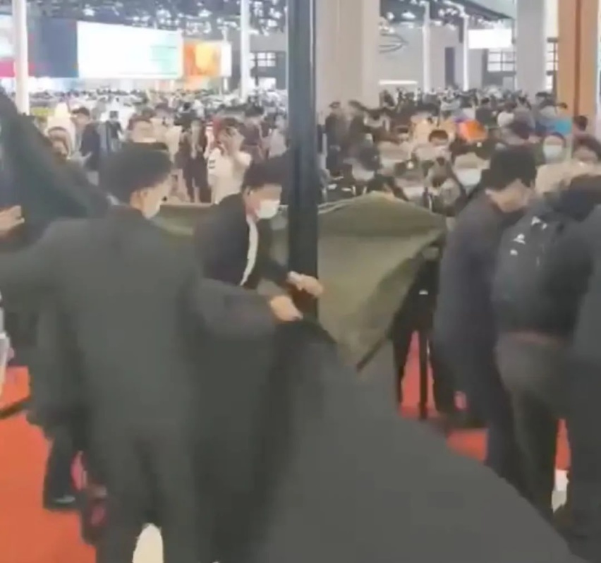 特斯拉展台又遭维权、丰田国产Harrier要来了…丨今日车闻