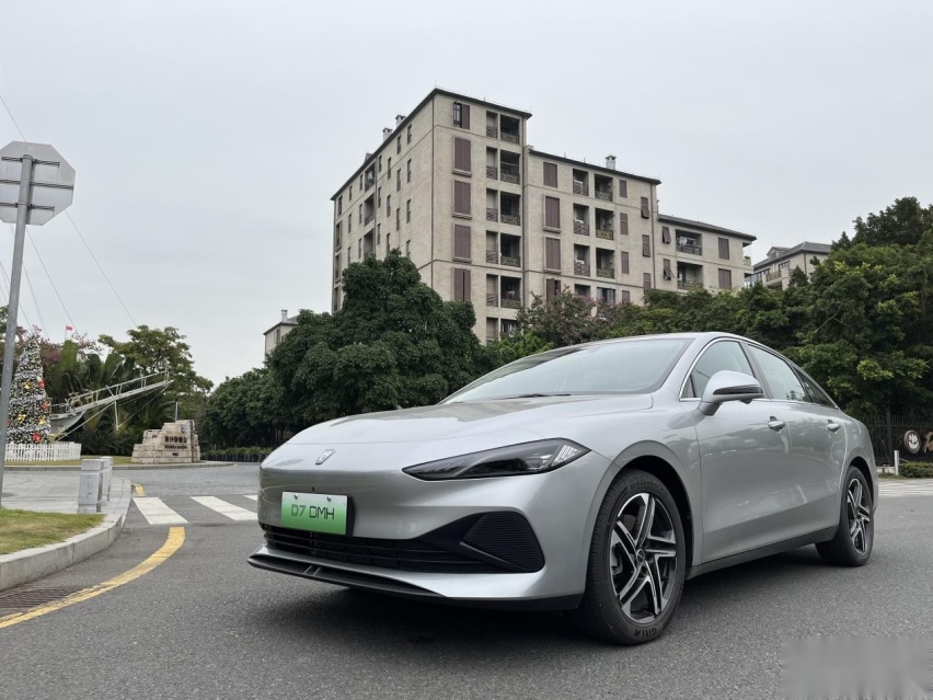 实测亏电油耗4.58L！ B级车荣威D7 DMH不仅性价比拉满 还特省