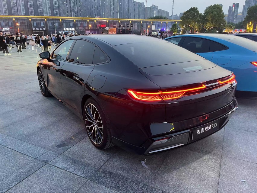 吉利银河E8挑战福塔赛道，国潮时代理当“龙腾中原”
