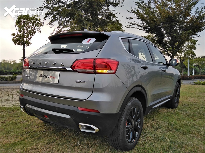 橙色元素勾画运动风帆，哈弗H4 PRO野外实拍