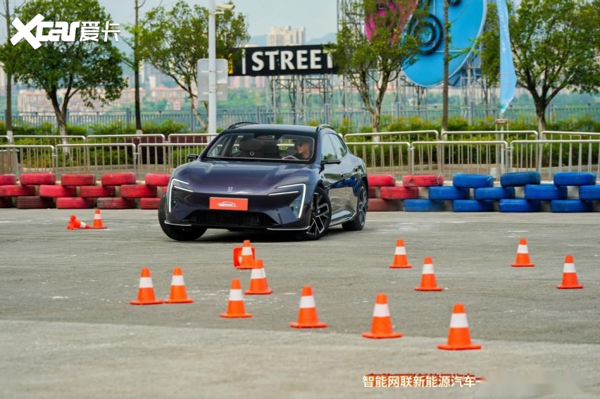 “嗨SHOW·渝见好车”嘉年华山城启幕 体验点燃山城汽车科技热潮