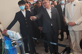 高能同框！袁咏仪张智霖现身广州车展啦!