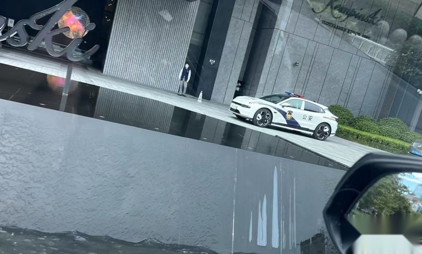 不用羡慕迪拜的壕，极氪001化身最帅“警车”神似法拉利FF