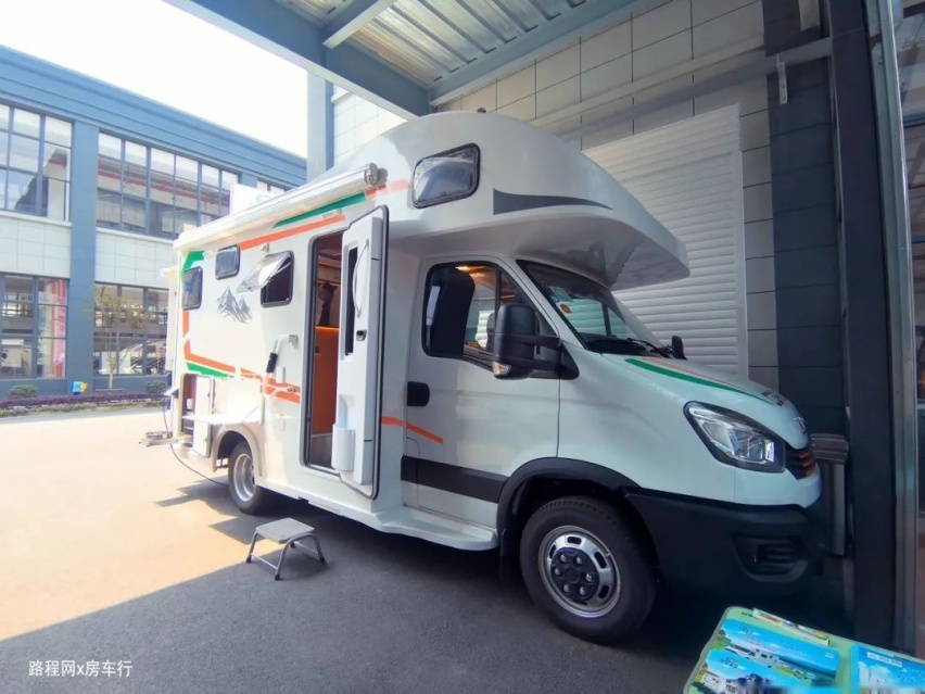 5.15房车展销季：科发双拓展依维柯房车，家庭出行优先考虑，特惠价45.98W！