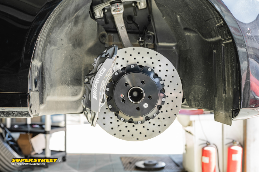 奔驰E级更换Brembo HP2000刹车片CZV打孔刹车盘