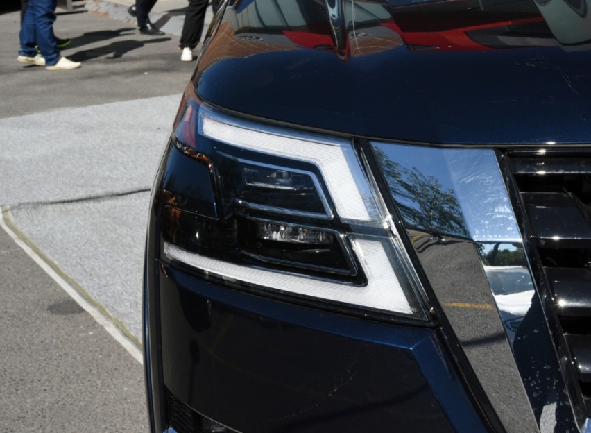 车长超5米3，后排座椅可放平，搭载5.6L V8引擎，气场比奥迪Q7强
