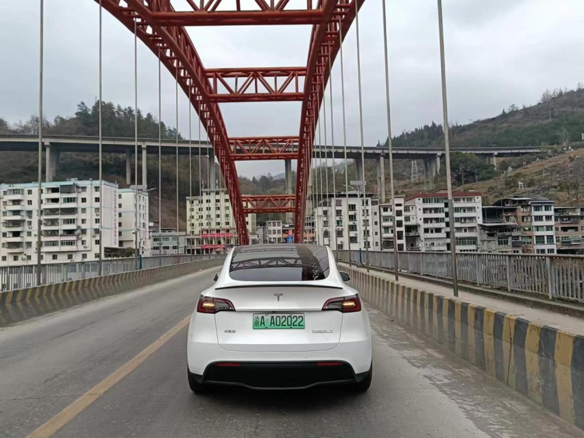 开着特斯拉 Model Y高性能四驱版游乌江画廊