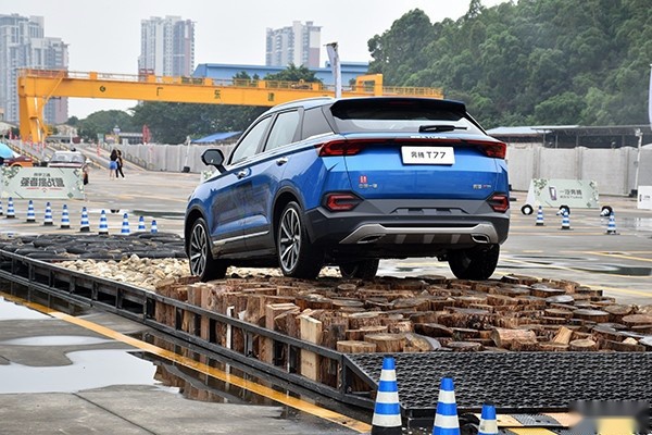 1.2T发动机拉动55吨坦克 场地试驾奔腾T77