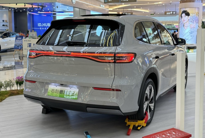 吉利银河E5实车到店，比元PLUS更大，配“女王副驾”，续航530km