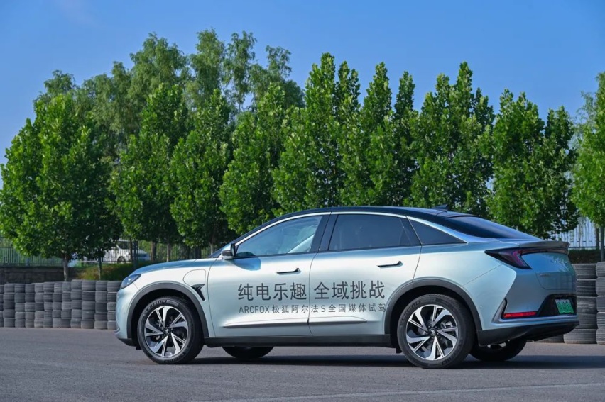 凭4.2秒破百就下赛道?极狐阿尔法S不止这点能耐!