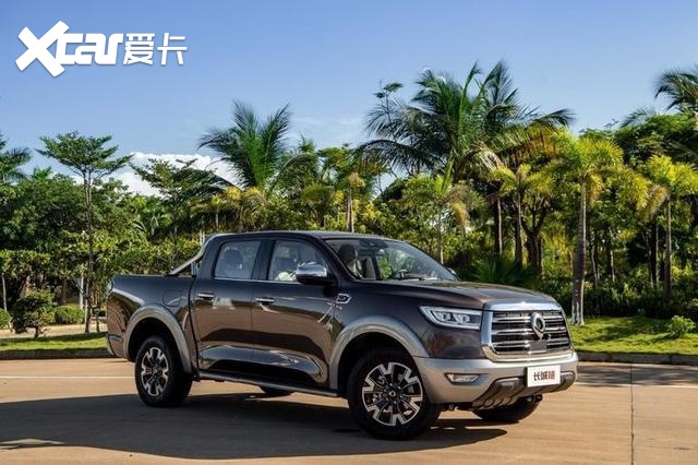 外观方面,两款车型采用了不同的设计风格,前脸处,商用版车型采用了