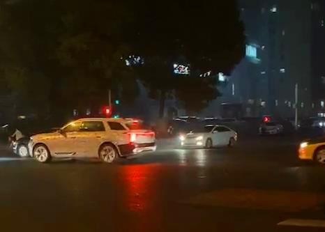 还以为看到了库里南，红旗E115伪装车现身街头
