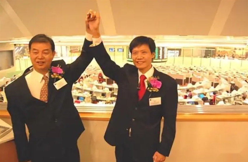 雷军一夜封神！SU7全年产能卖光，高管连夜回厂加班！黄牛纷纷开抢