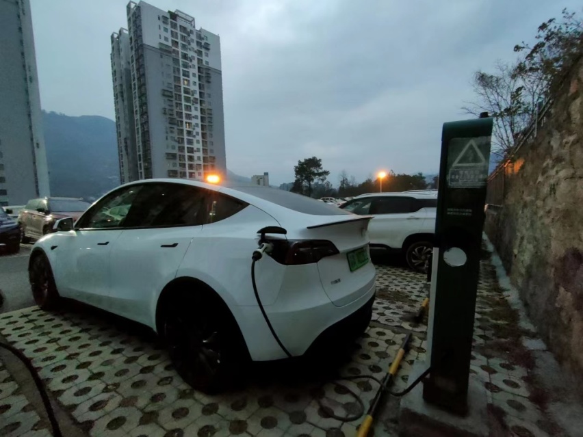 开着特斯拉 Model Y高性能四驱版游乌江画廊