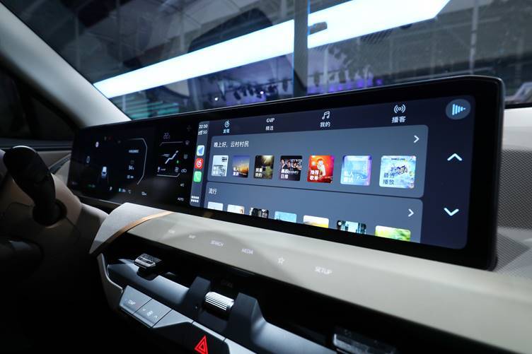 定位“百变生活智舱”，起亚EV5标准续航版上市，售价14.98万起