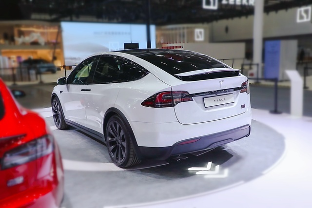 Model X 2023款 Plaid版，长5.037米，破百2.6秒